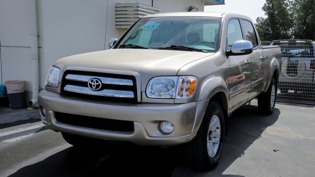 Toyota Tundra 4WD V8 for sale: AED 30,000. Gold, 2006