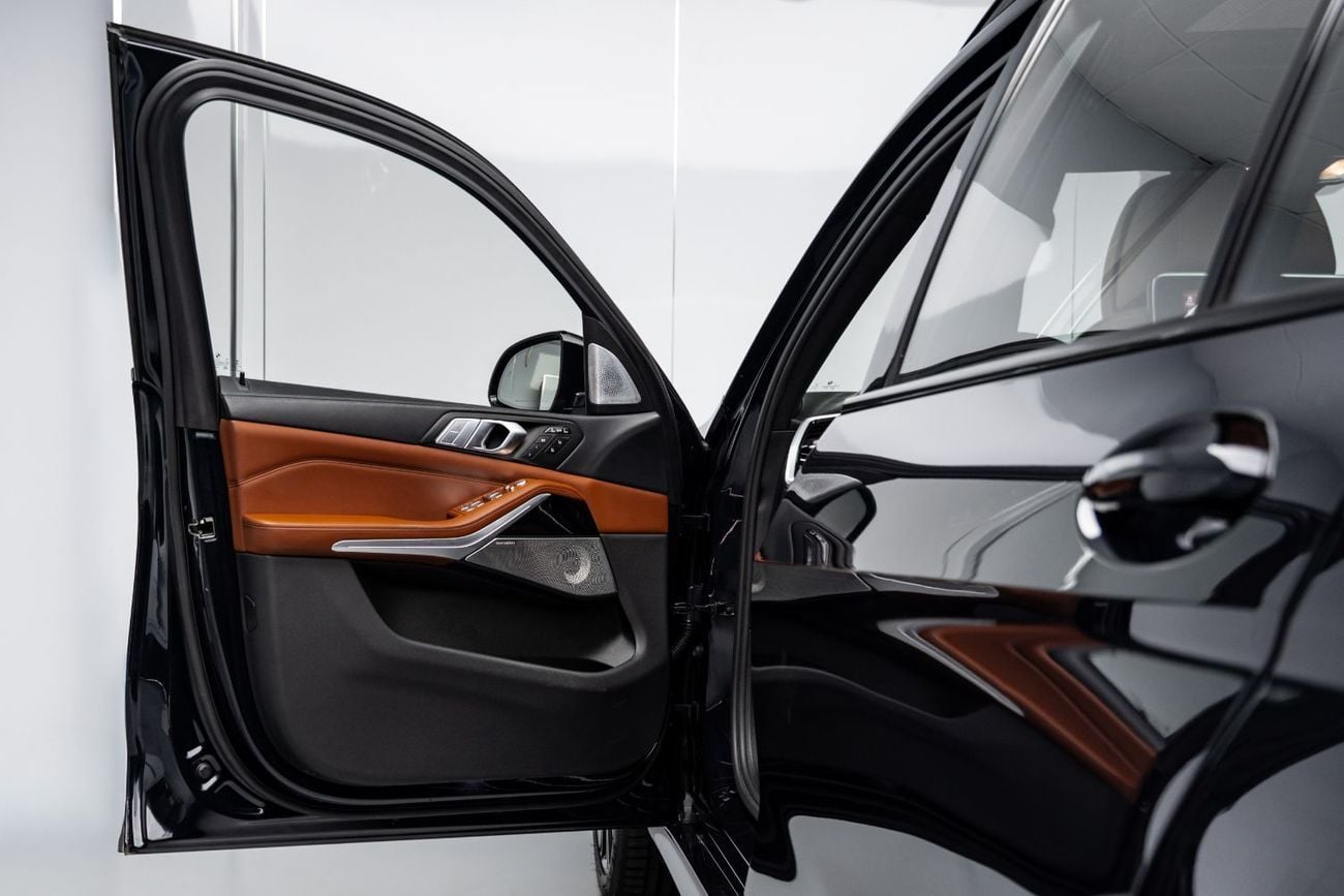 BMW X7 M50i BUY NOW, PAY 2027 | THE BLACKLINE STANDARD | 12 Months Warranty, GCC