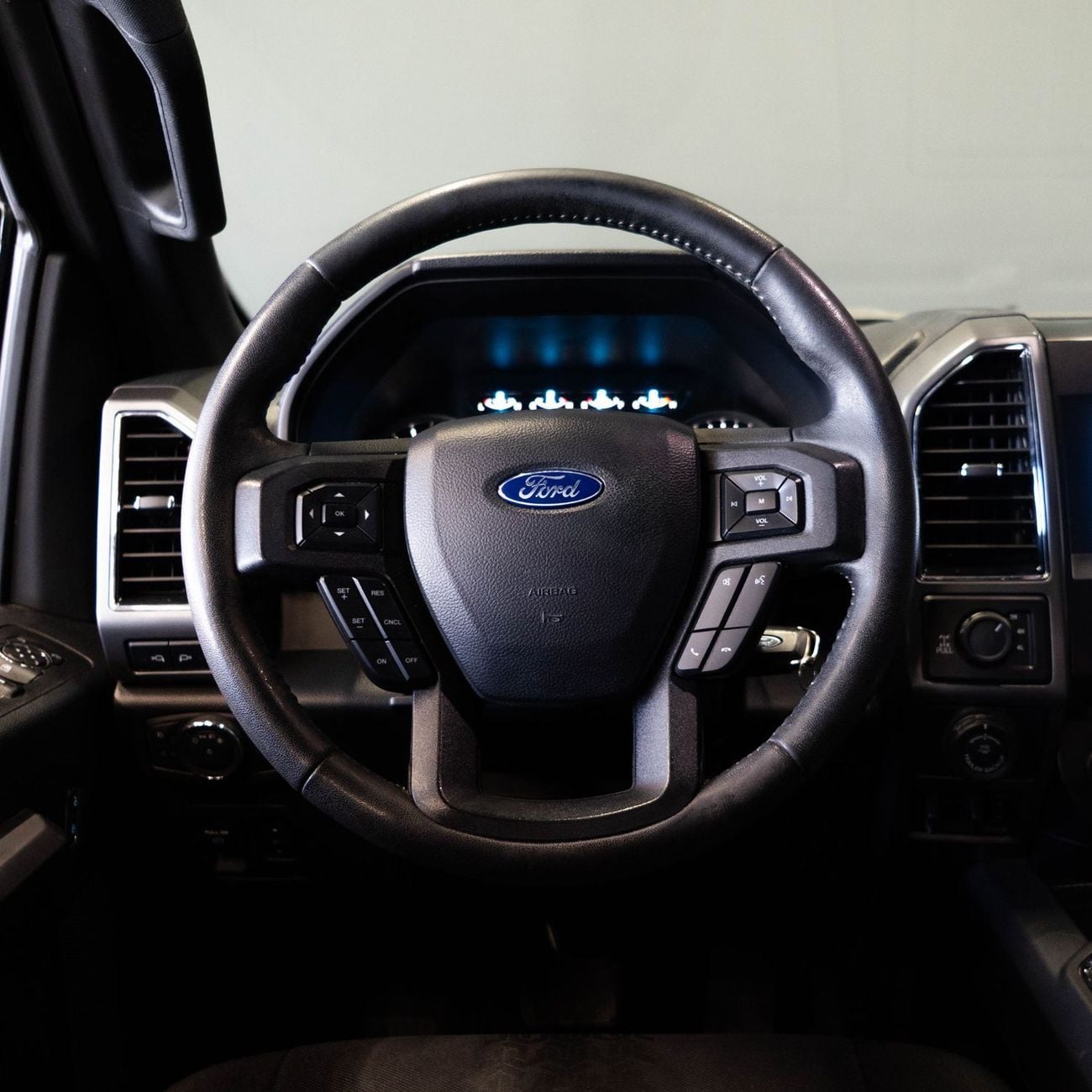 Ford F-150 XLT AED 1,724 P.M • 0% Downpayment • Ford F-150 V8 • 1 Year Warranty