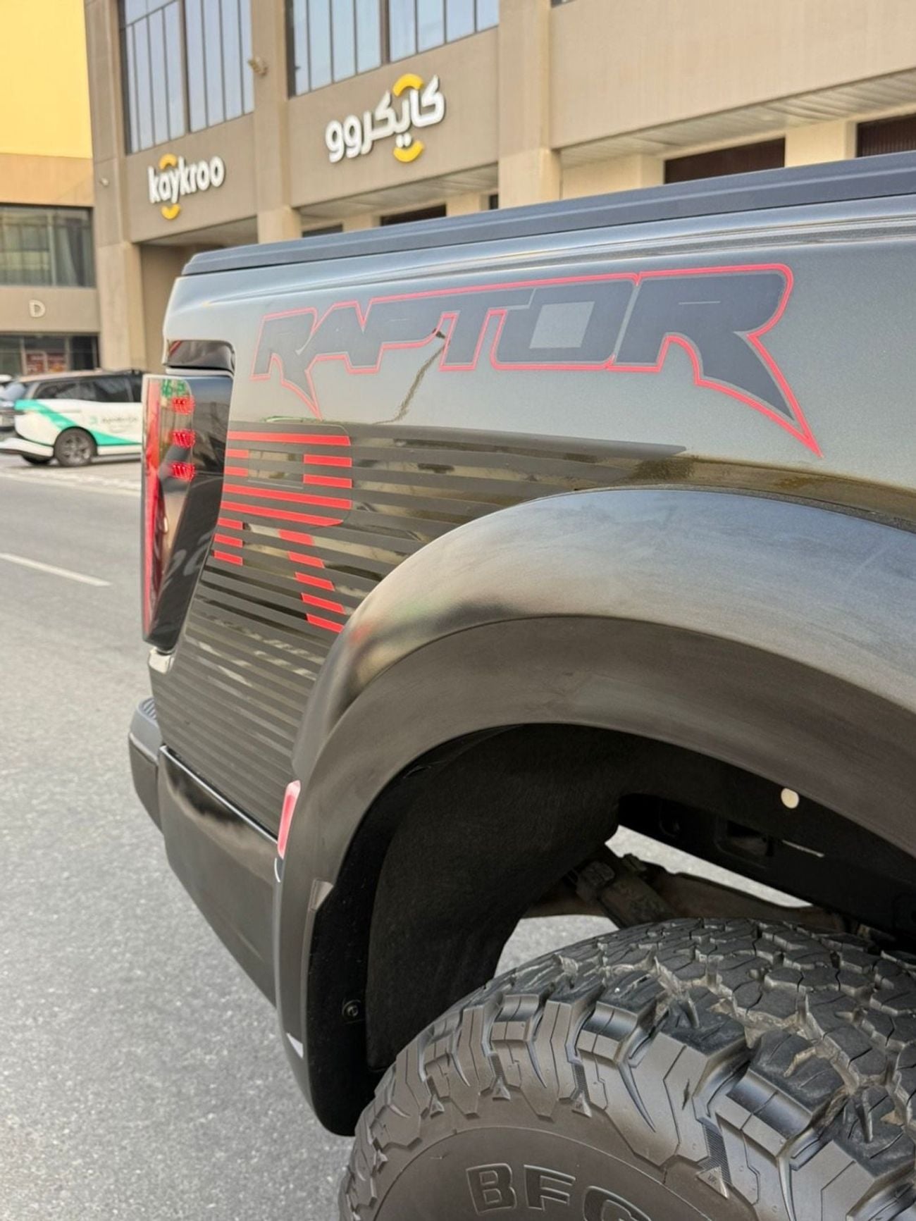 فورد F 150 رابتور كرو لوكس سيارة رابتور آر موديل 2023 معدلة بقوة 485 حصان مسجلة في الإمارات العربية المتحدة