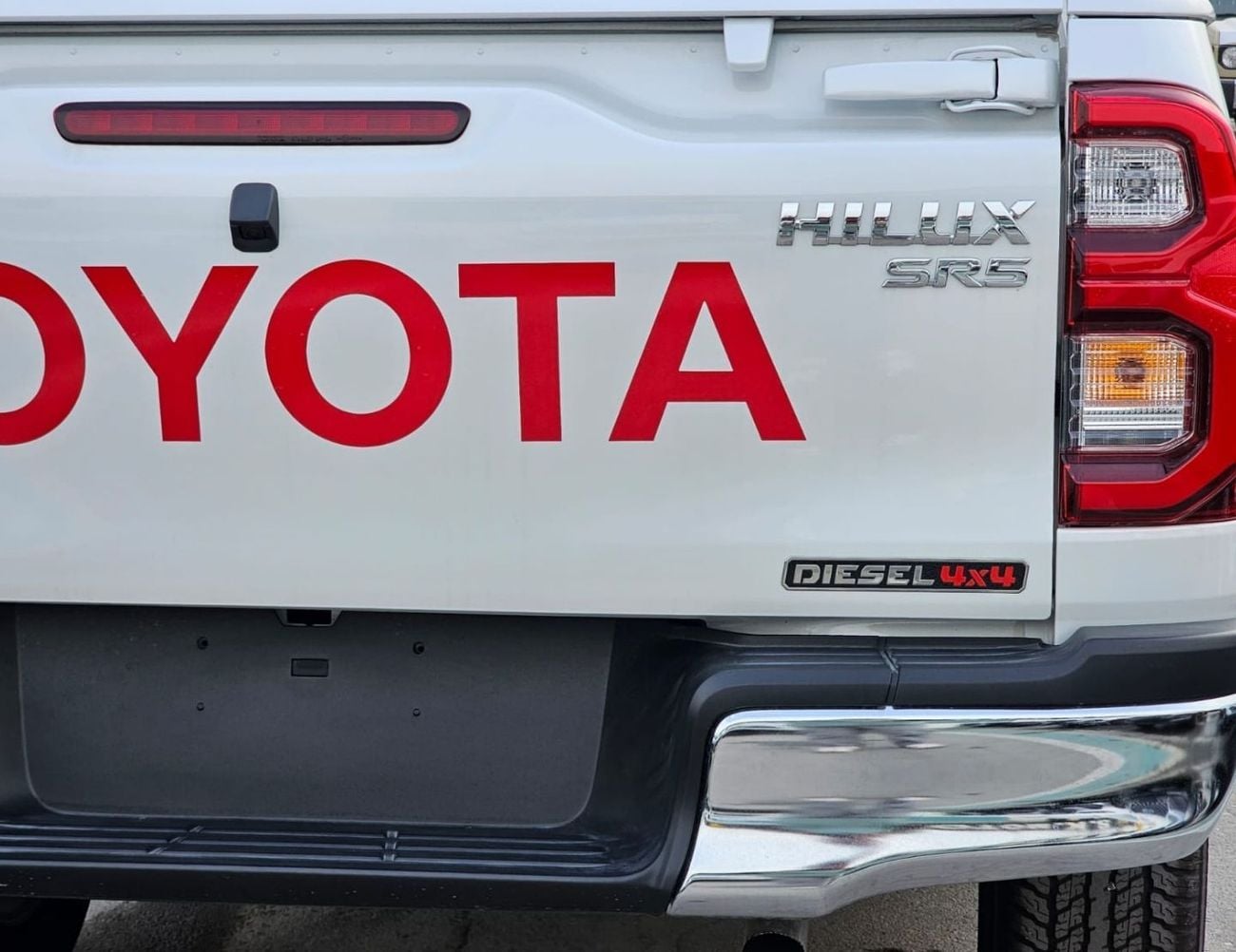 Toyota Hilux TOYOTA HILUX SR5 WIDE BODY DOUBLE CABIN || 2.4L DIESEL V4 M/T 4WD | DIFF-LOCK | REAR CAMERA | AUTO A