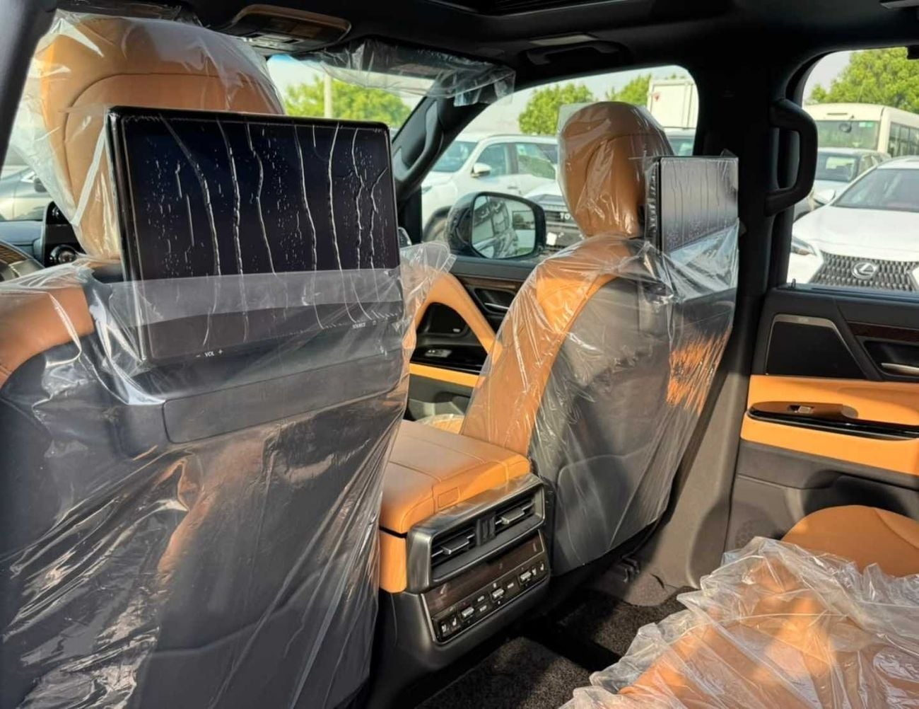 Lexus LX600 SIGNATURE TURBO SPORT || 3.5L PETROL V6 | RADAR | REAR ENTERTAINMENT SCREEN | LETAHER / SUNROOF (CODE # L6TSO)