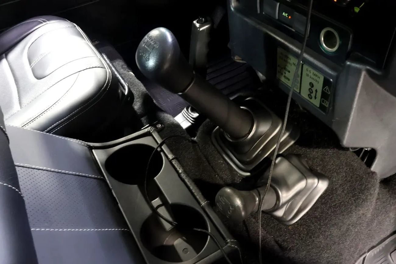 Land Rover Defender !! || GCC Specs || Manual || Super clean