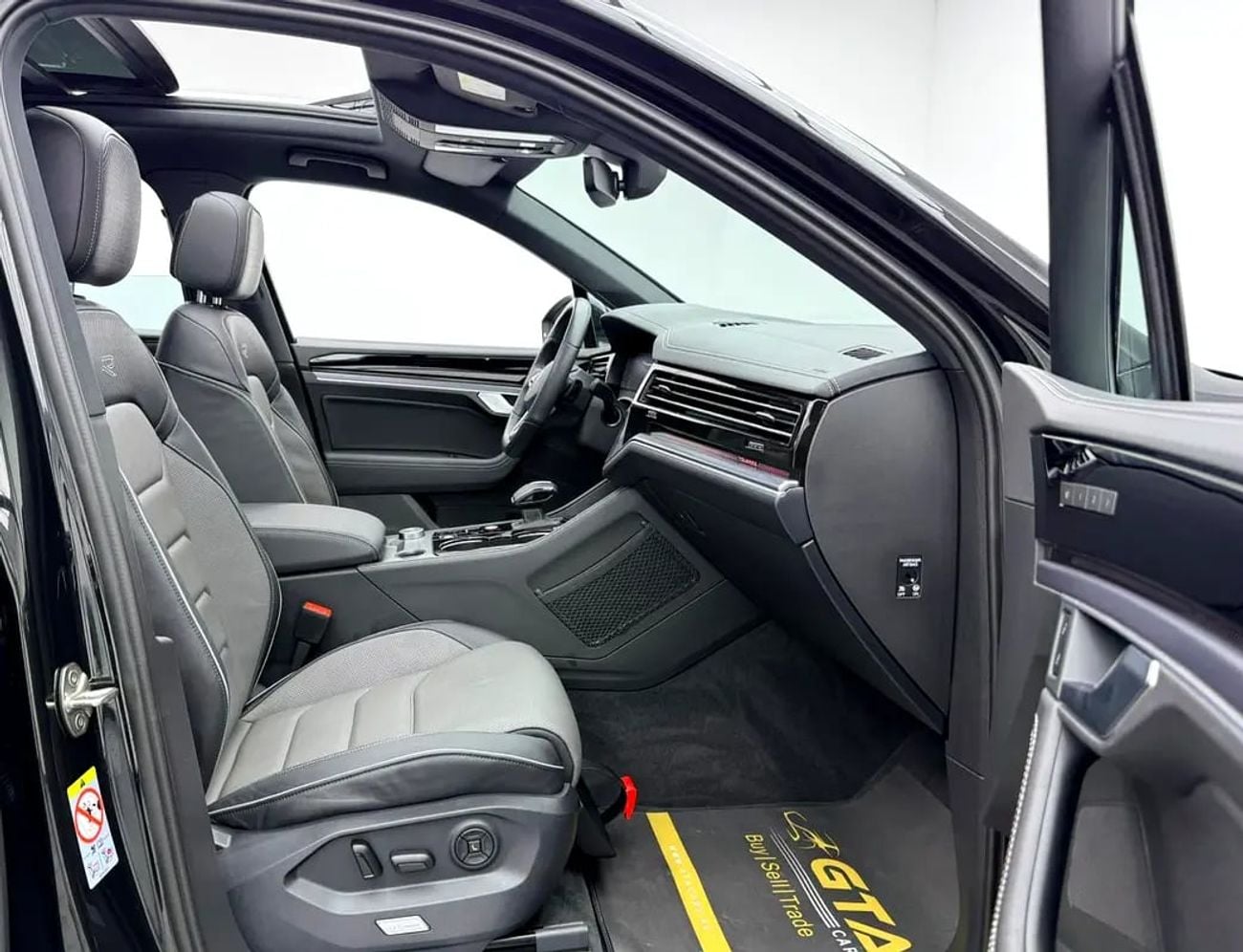 Volkswagen Touareg R-Line, VW Warranty + Service Pack, Full VW Service History, GCC