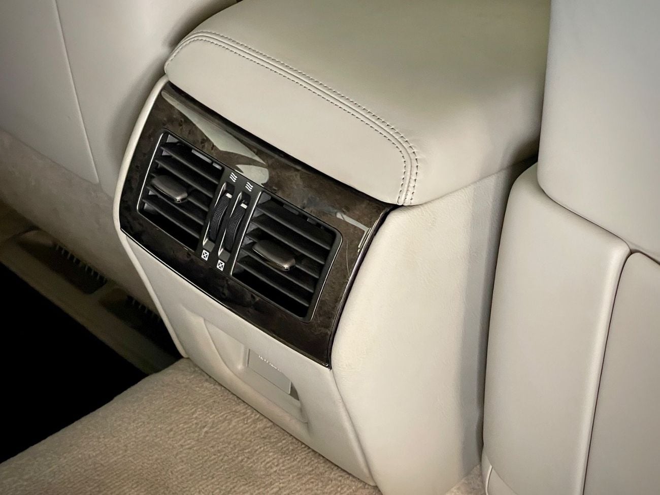 لكزس LS 460 PREMIER LWB ملكية نظيفة - بدون حوادث