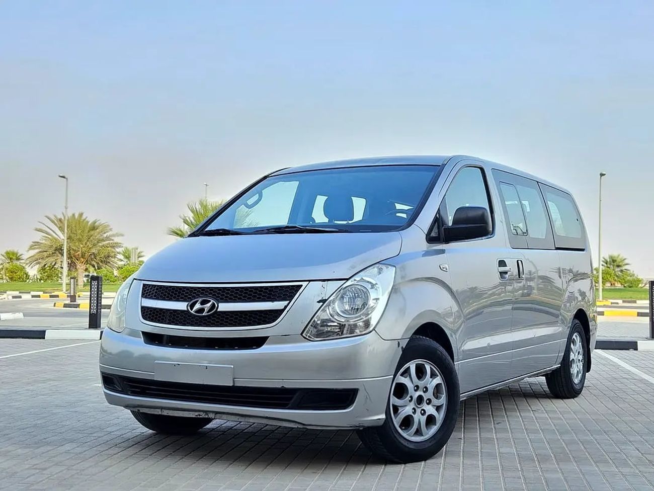 هيونداي جراند ستاريكس STANDARD DIESEL Full Automatic 12 Leather Seats Complete Condition With Low KM