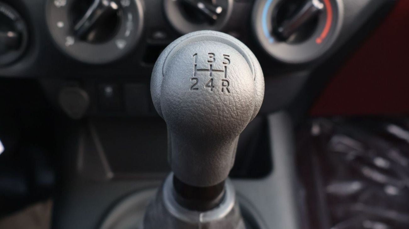 Toyota Hilux GL 2.7l single cabin manual transimition