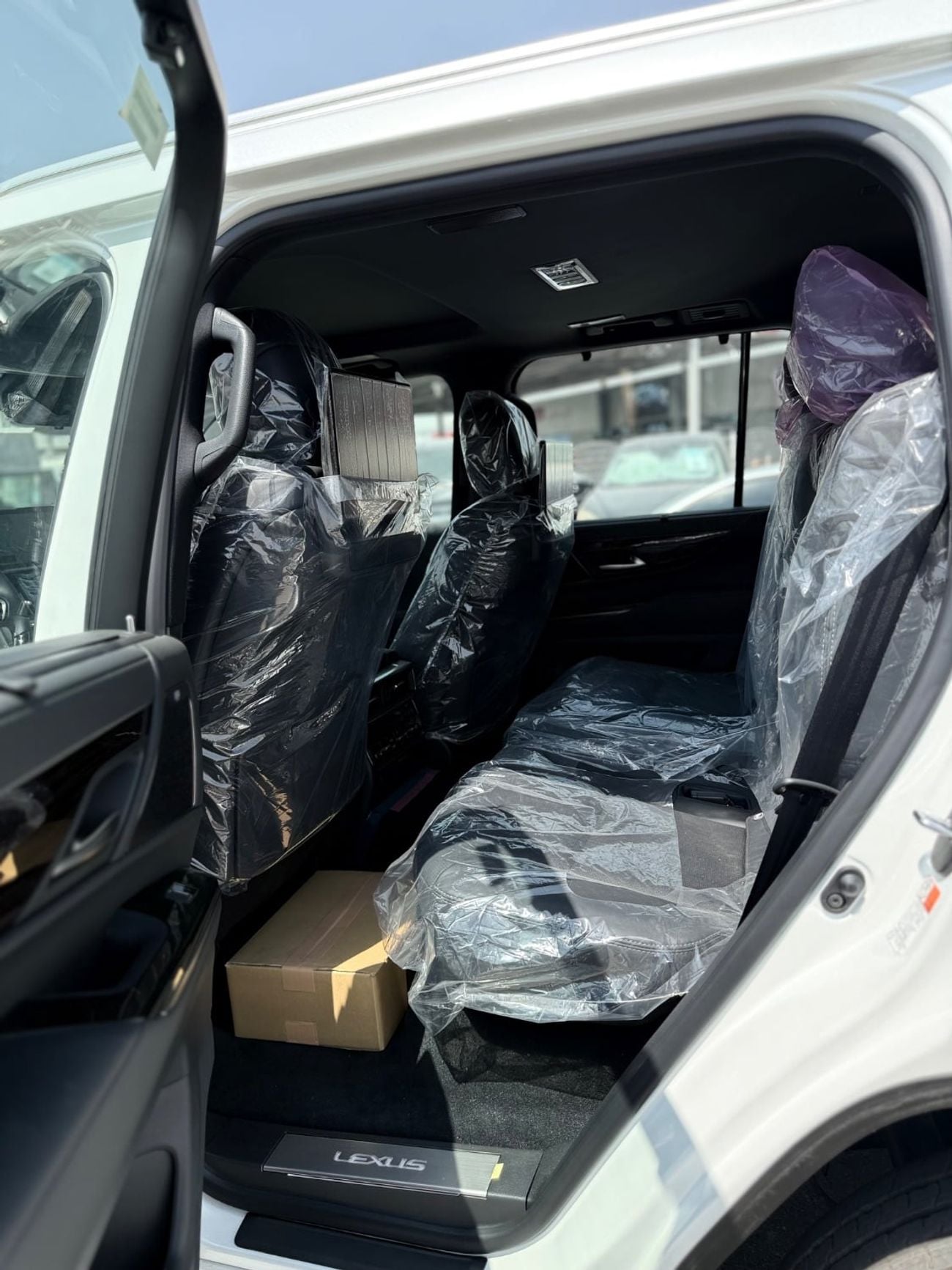 Lexus LX700h SIGNATURE LX700 3.5 Hybrid without Auto Park White Color with Black interior 2026 Model