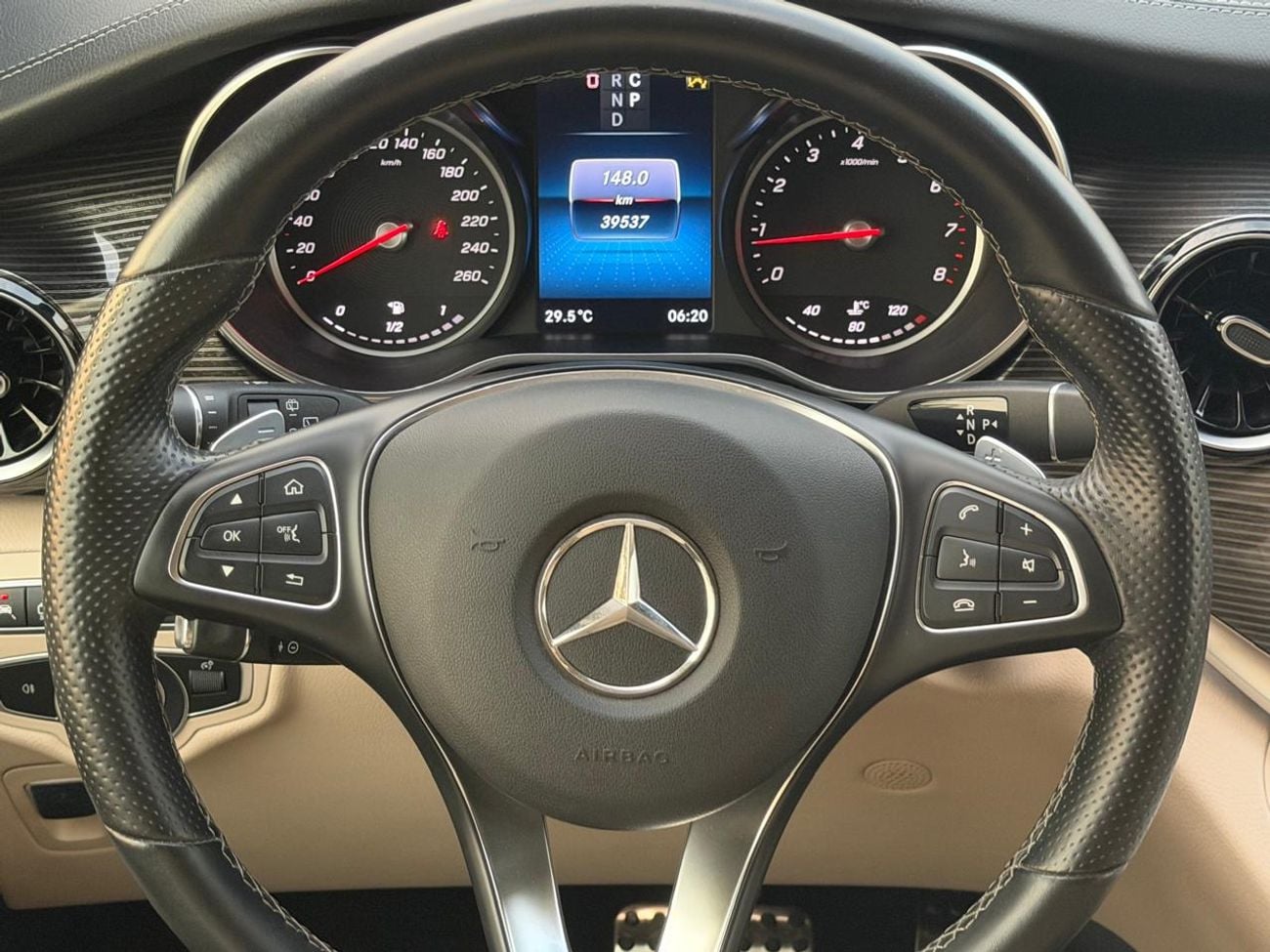 مرسيدس بنز V 250 AVANTGARDE/E MERCEDES BENZ V250 2023 GCC WITH SERVICE CONTRACT IN LOW MILEAGE FULL SERVICE HISTORY TWO KEYS