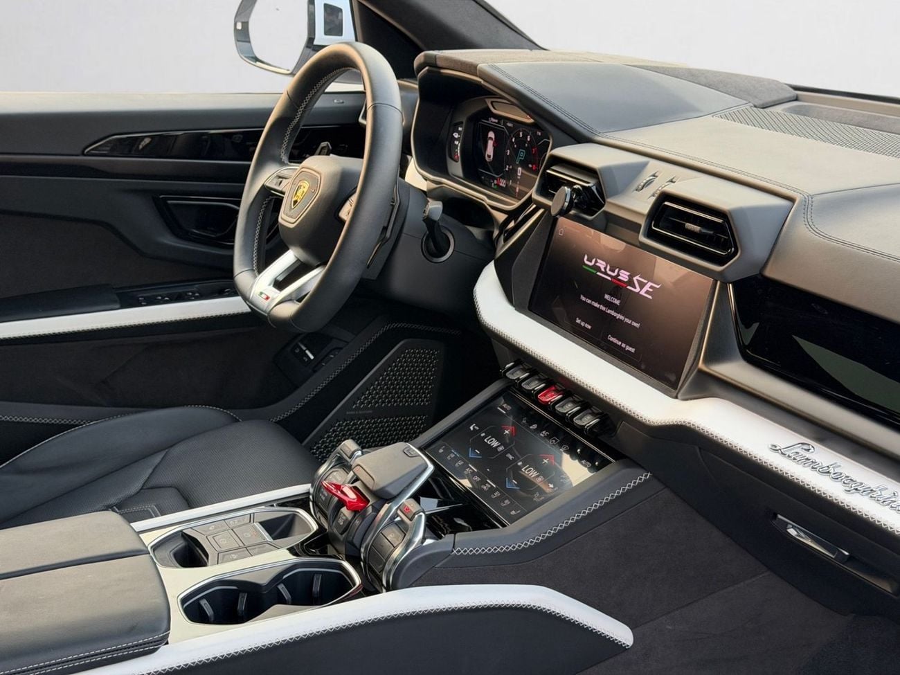 Lamborghini Urus SE UM FILE OPEN | SERVICE CONTRACT TILL 2030 | MATTE PPF | FULL AGENCY HISTORY