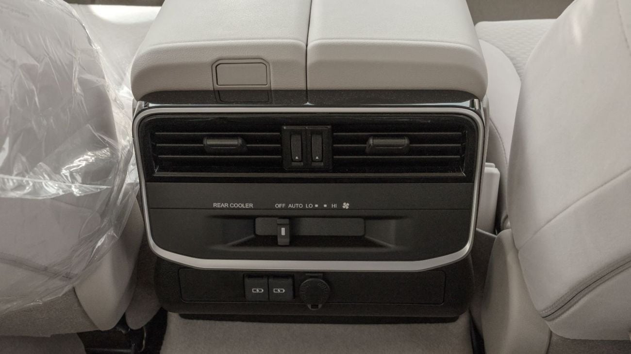 Toyota Land Cruiser GXR 2026 Toyota Land Cruiser GXR 3.3L AT Diesel (White-Beige)