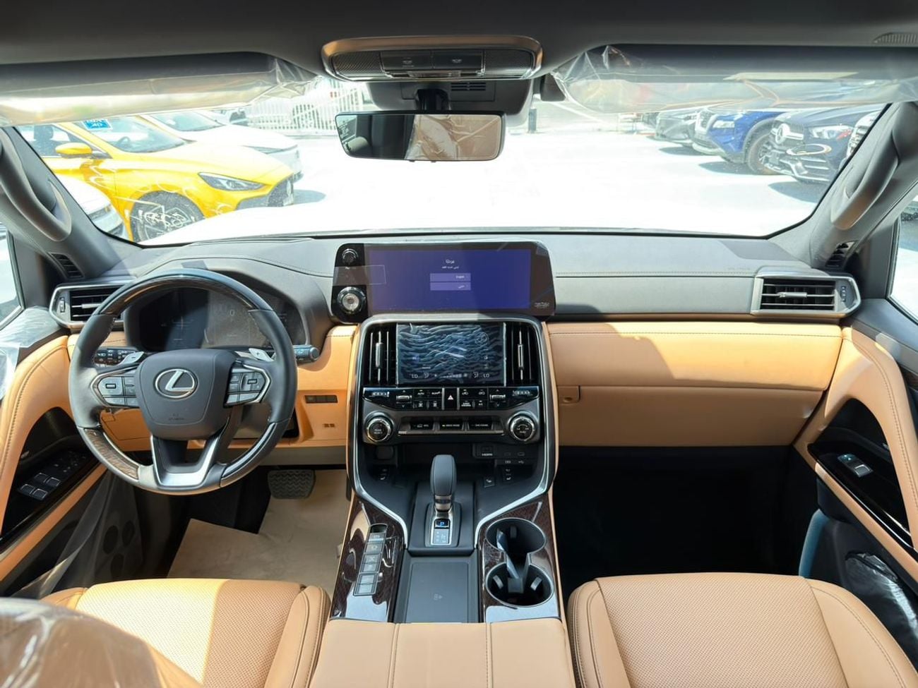 لكزس LX 700h SIGNATURE لكزس LX 700 هايبرد، نظام ركن آلي، أبيض/بيج.