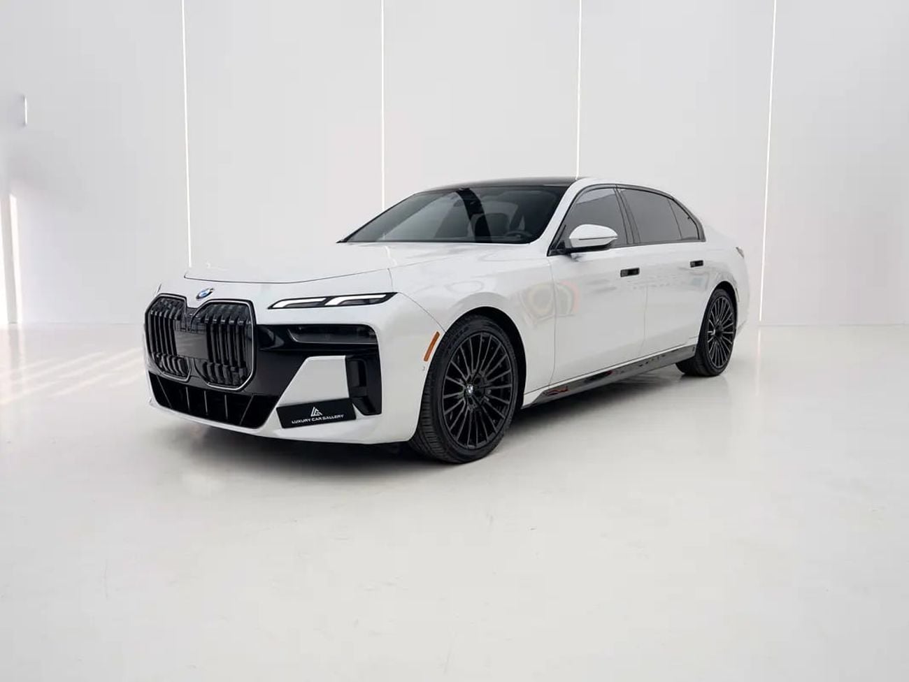 BMW 740i M SPORT BOWERS & WILKINS | PANORAMIC GLASS ROOF | BURGUNDY LEATHER