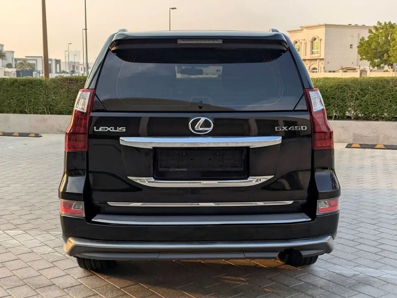 لكزس GX 460 بلاتينيوم سيارة موديل 2019 بمحرك V8 سعة 4.6 لتر، بمواصفات خليجية، بحالة داخلية وخارجية ممتازة.