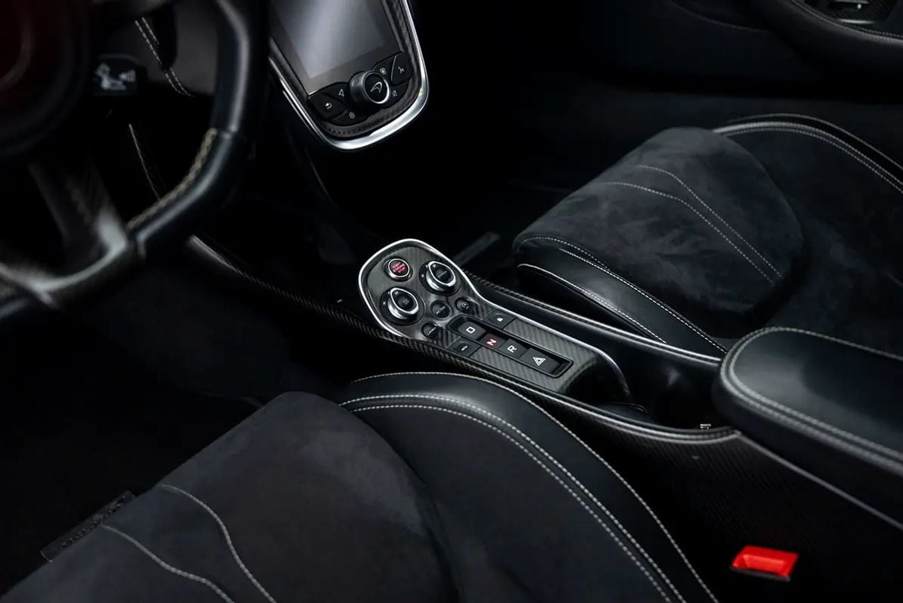 مكلارين 570S ستاندارد GCC SPECS | VISIBLE CARBON FIBRE | 31,109 KM