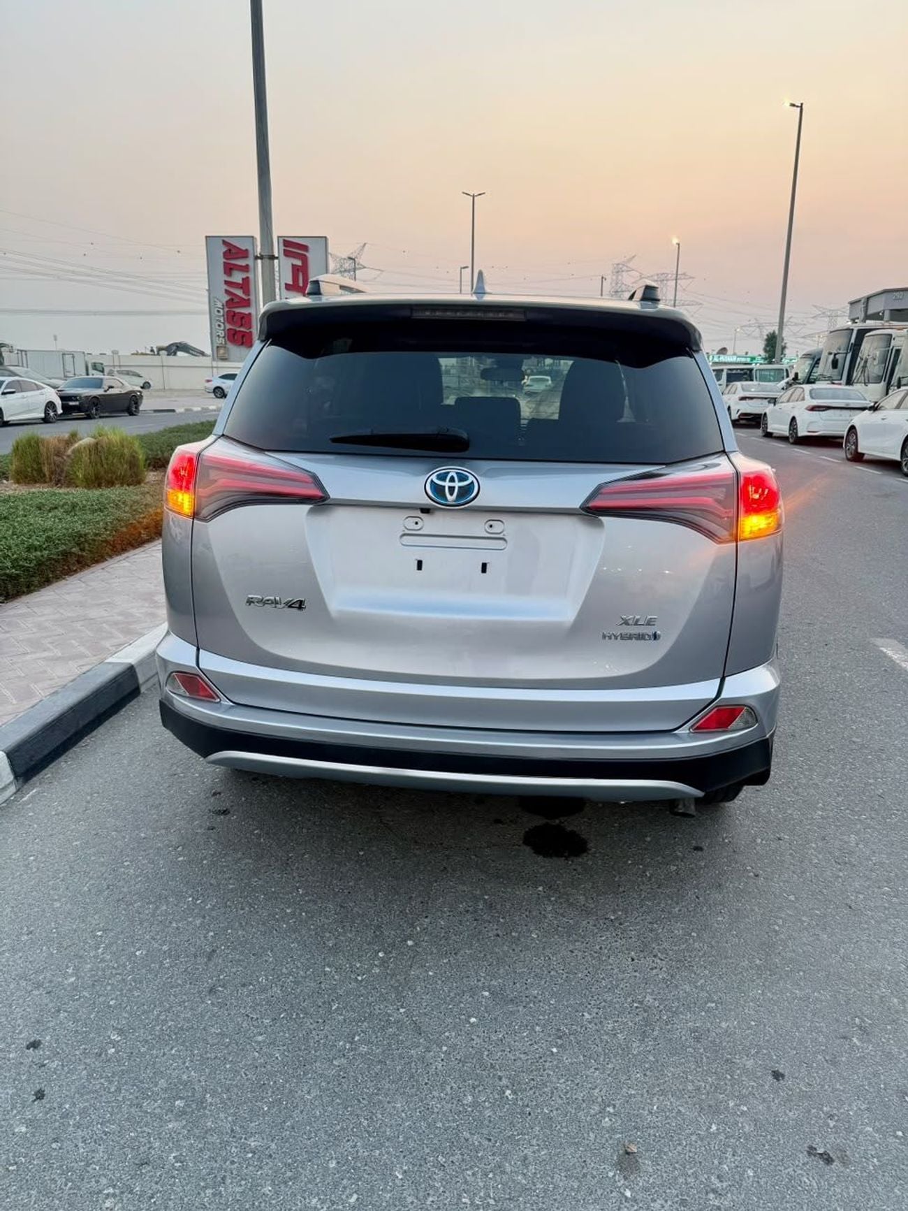 Toyota RAV4 XLE RAV4 XLE HV 4X4