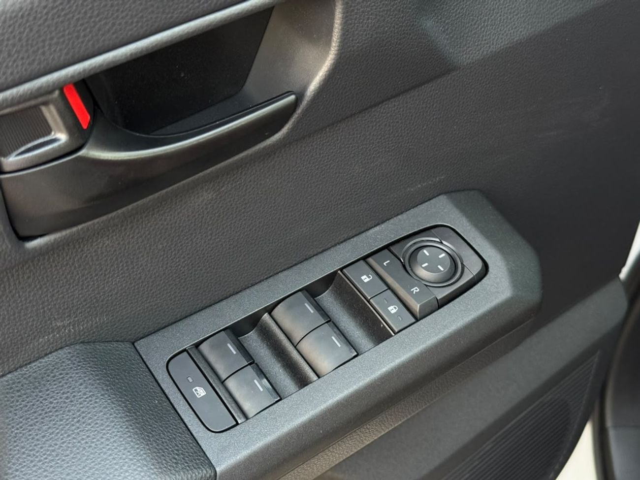 Toyota Hilux TOYOTA HILUX DOUBLE CABIN PICK-UP || 2.7L PETROL AT 4WD / WHITE 2027
