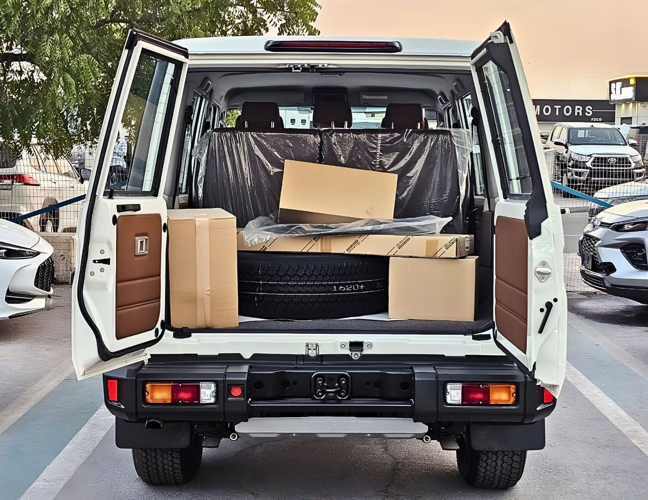 تويوتا لاند كروزر 70 تويوتا لاندكروزر LC76 هاردتوب LX 5 أبواب || محرك ديزل 2.8 لتر V4 ناقل حركة يدوي دفع رباعي | ثلاجة /