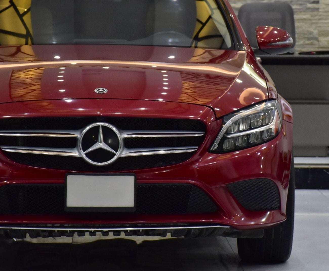 مرسيدس بنز C 300 STANDARD عرض ممتاز لسيارة مرسيدس بنز C300 4Matic (موديل 2021) باللون الأحمر وبمواصفات أمريكية