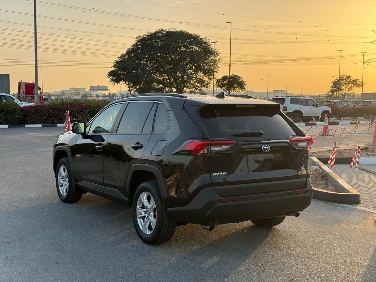 Toyota RAV4 LE AUTOMATIC PETROL SUV/CROSSOVER. ALL WHEEL DRIVE 5 SET CANADIAN SPECIFIC