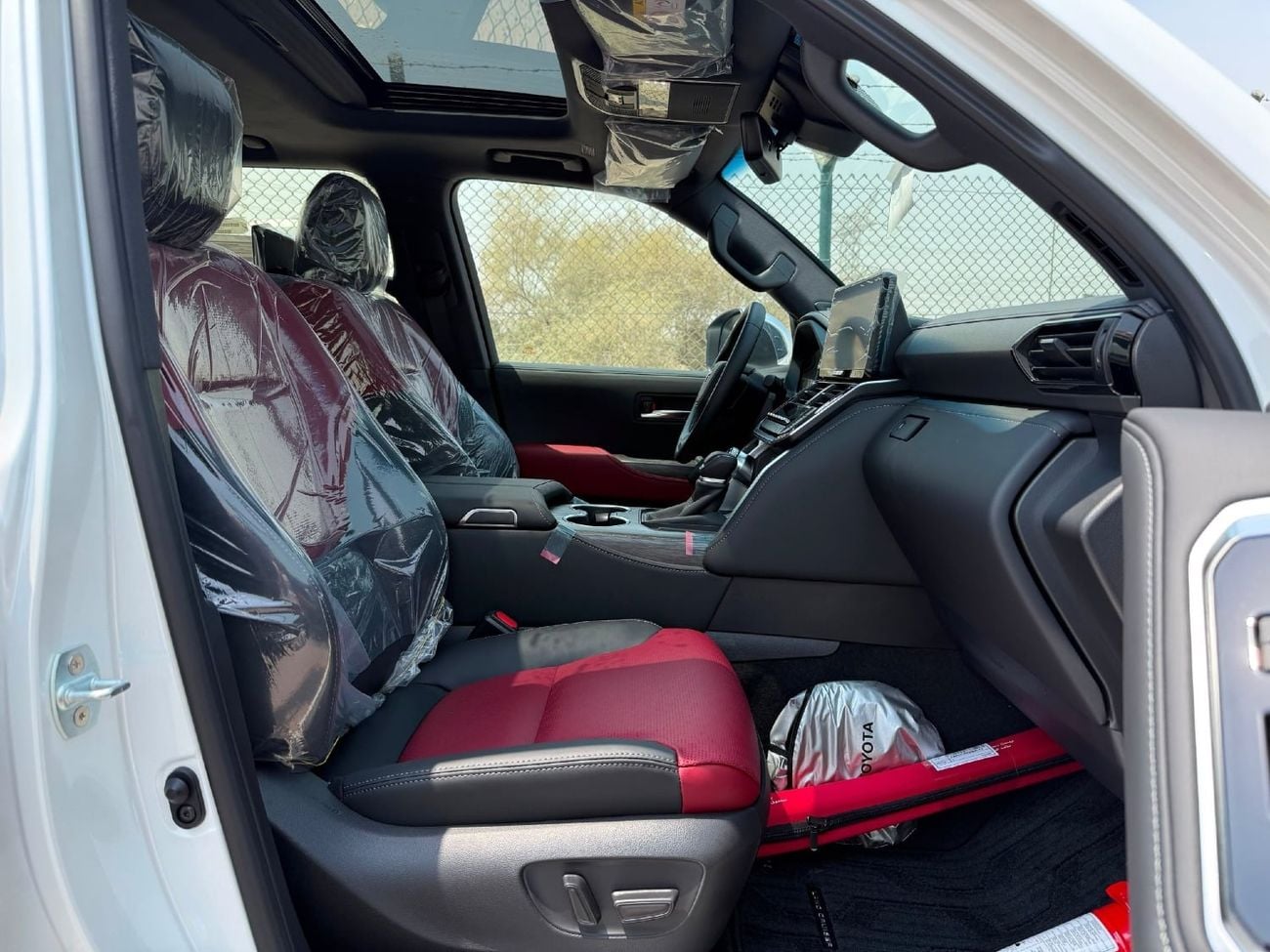Toyota Land Cruiser VXR 3.5 HYBRID 2026 GCC SPEC WHITE/RED