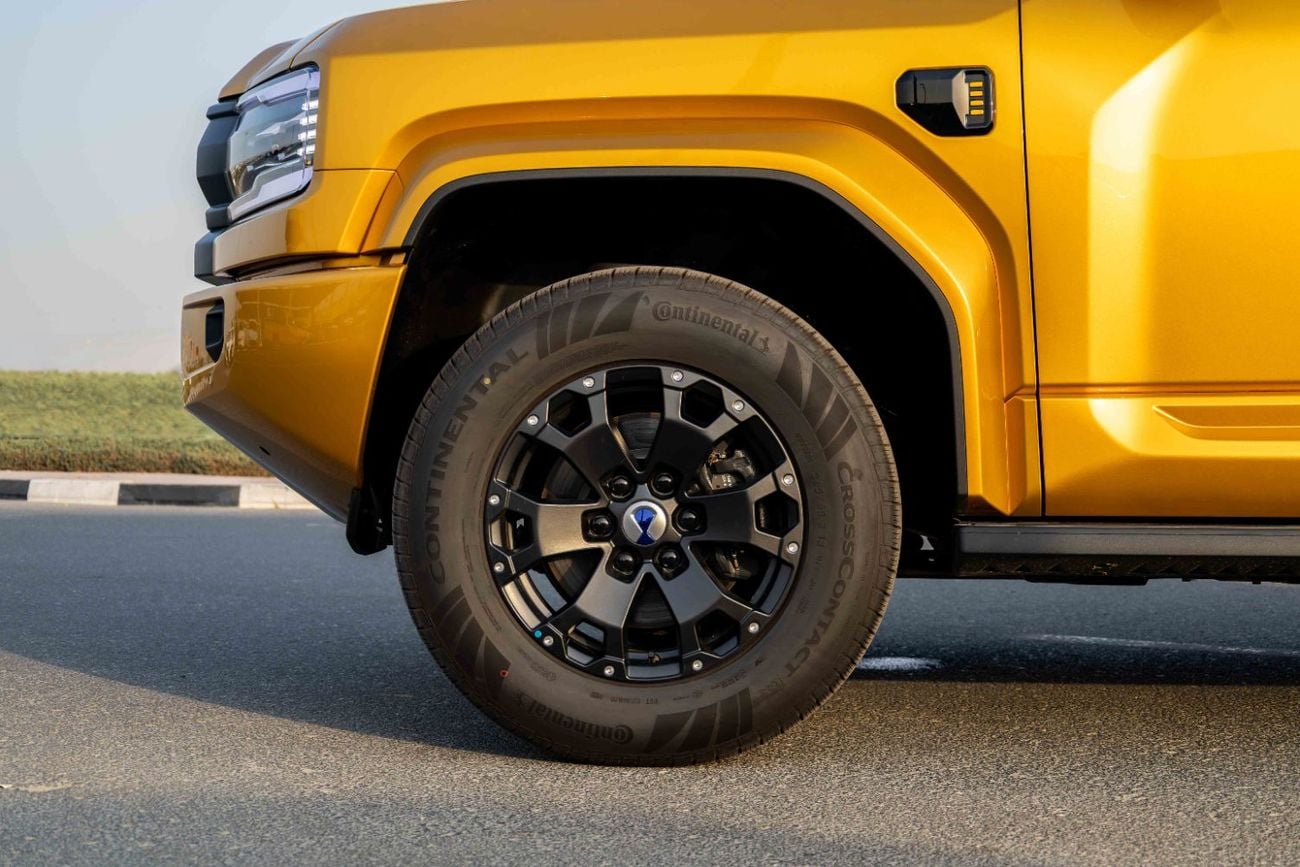 Denza B5 DELUXE PHEV 1.5L - Gold Inside Beige | Export Only