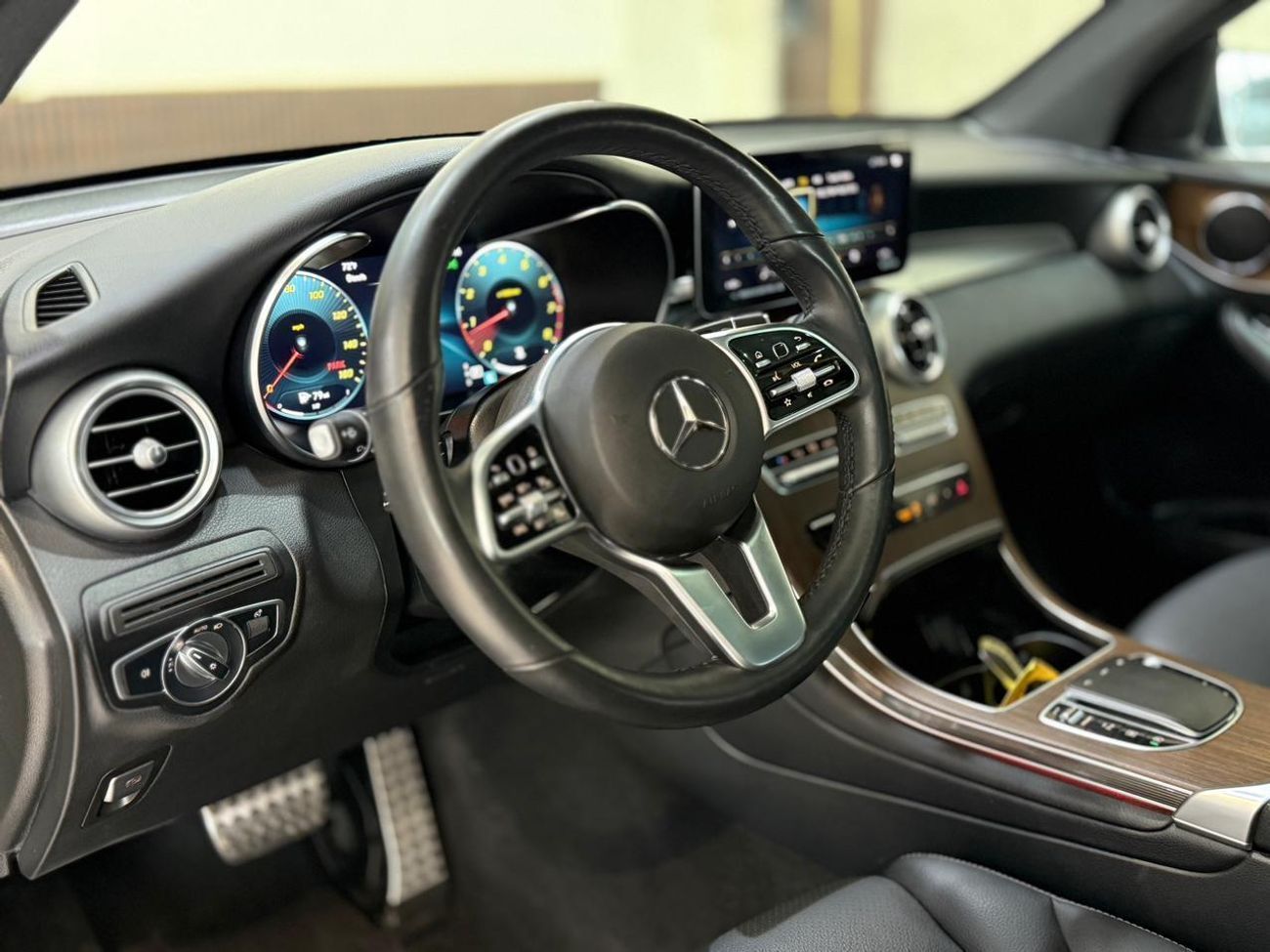 مرسيدس بنز GLC 300 STANDARD 4MATIC 2.0L
