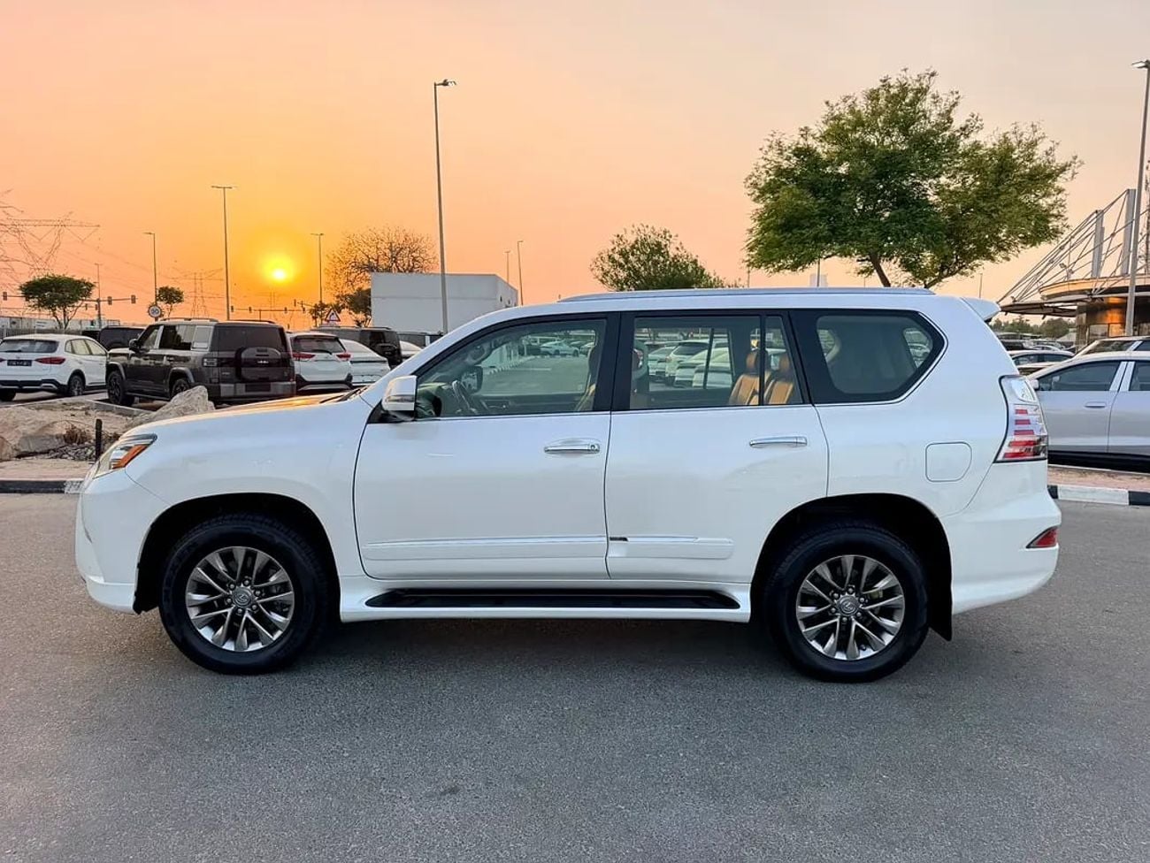 Lexus GX460 PLATINUM GCC Specs single owner