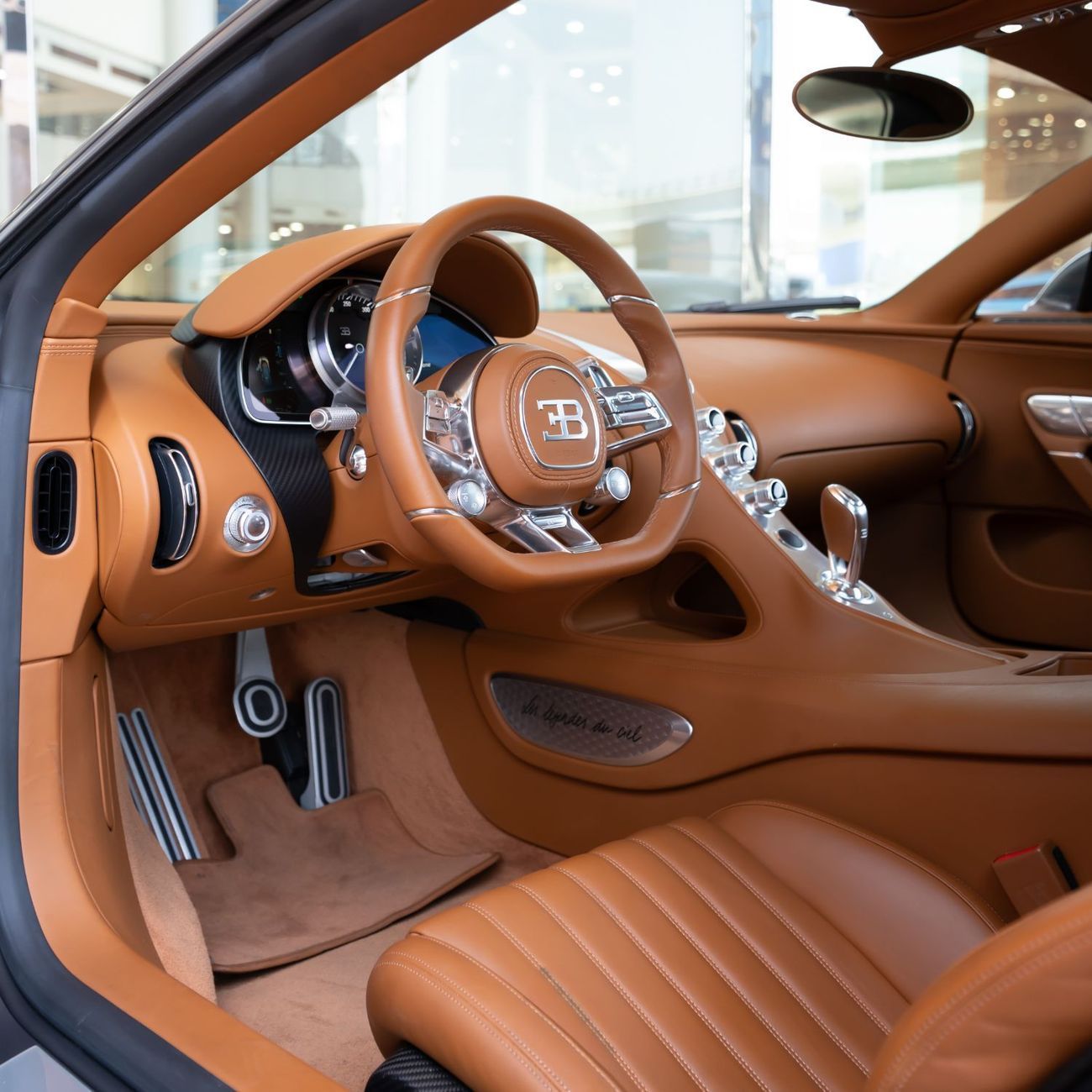 بوغاتي شيرون 2021 BUGATTI CHRION (1 OF 20) DONE 6000KM (4 YEARS WARRANTY+ SERVICE)