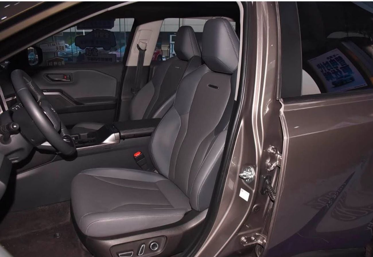 تويوتا راف ٤ LUXURY HEV FLAGSHIP TOP OPTION WITH HEAD UP DISPLAY & AUTO PARK