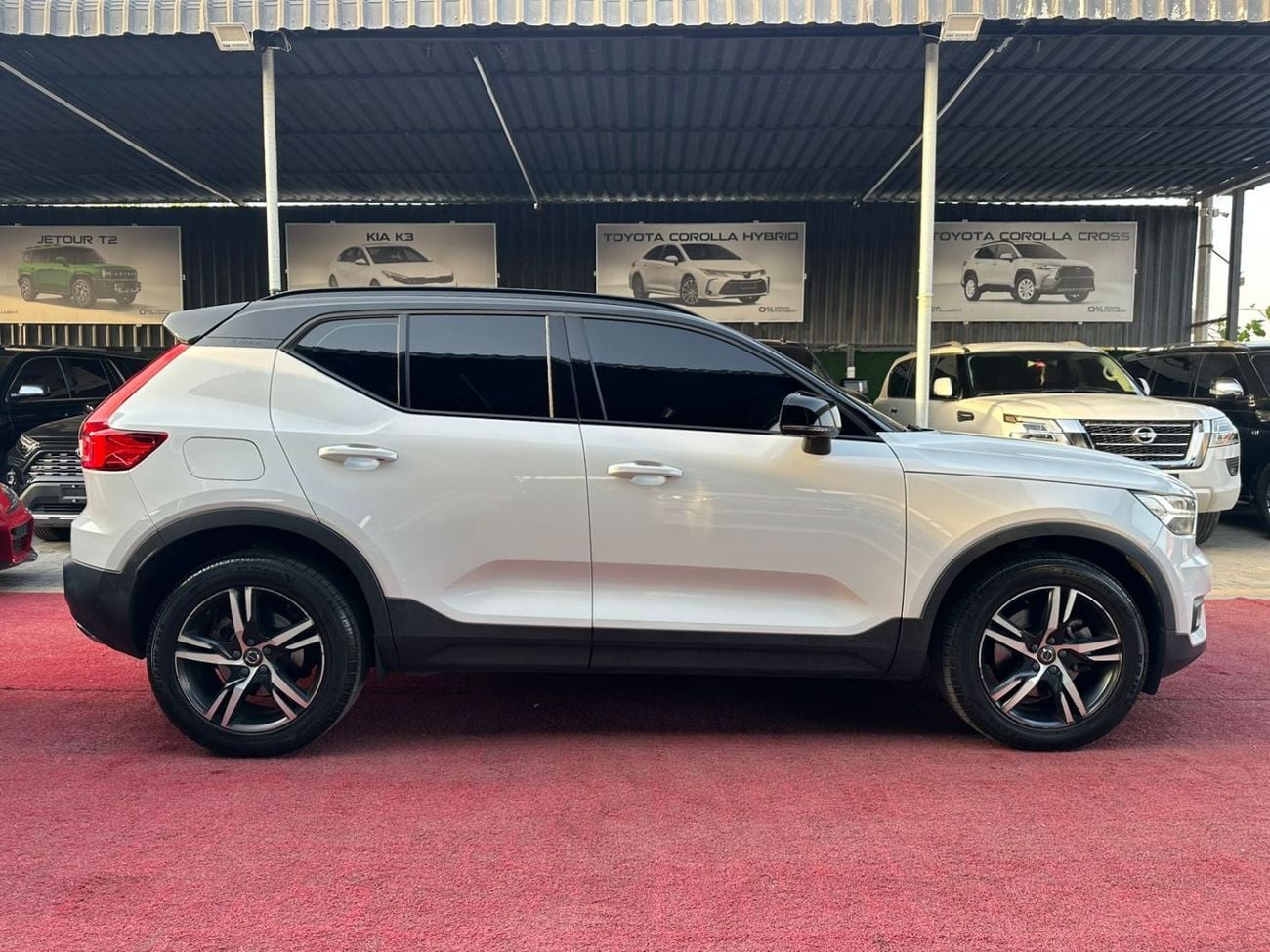 فولفو XC 40 R DESIGN فولفو XC40 T4 موديل 2020 بمواصفات خليجية، كروس أوفر فاخرة بتصميم رياضي وتجهيزات أمان وراحة متقدمة، م