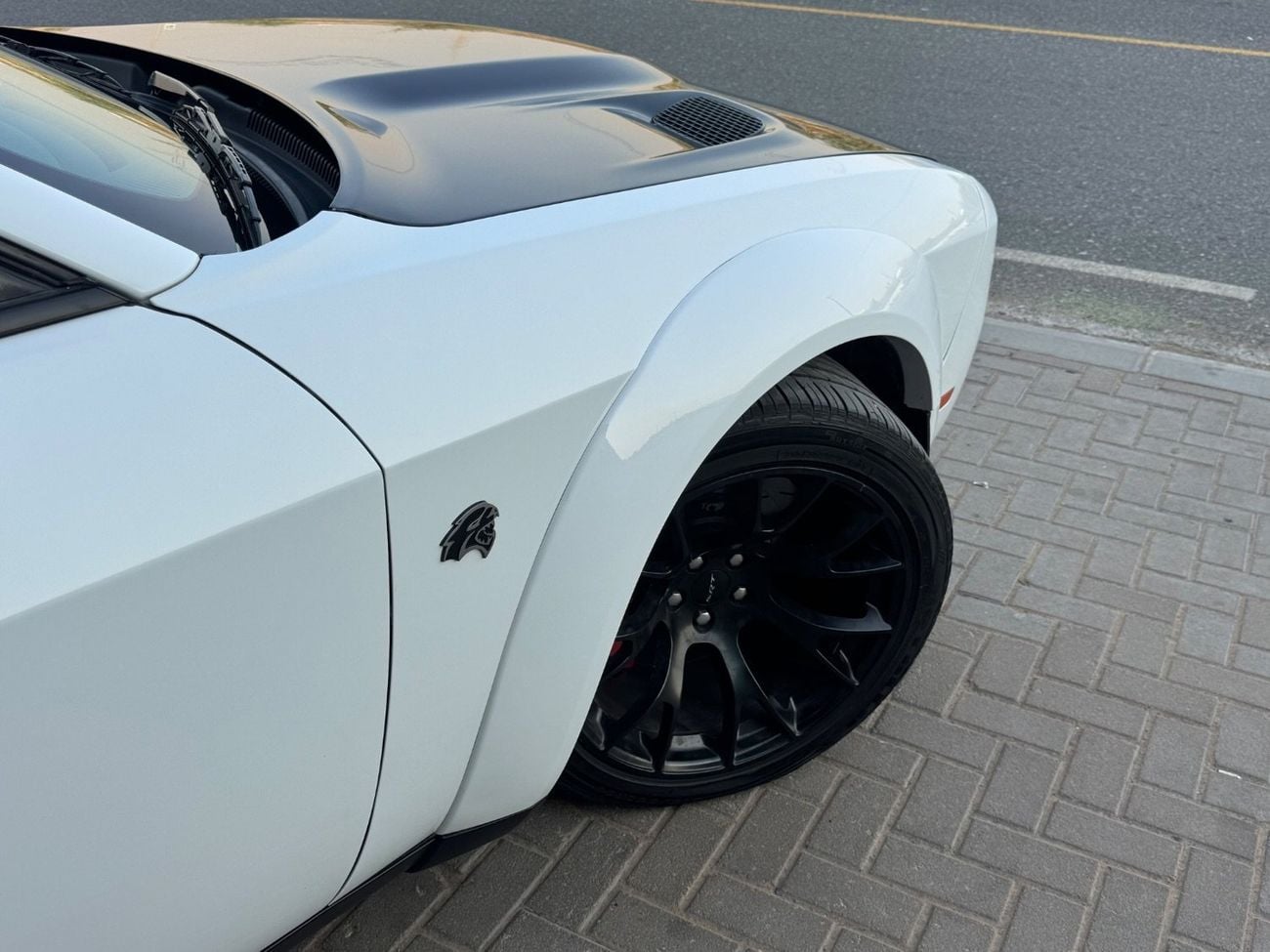 Dodge Challenger HELLCAT 707HP / 6.2L V8 / LOW MILEAGE / SUNROOF / LEATHER SEATS / BLIND SPOTS / REMOTE START