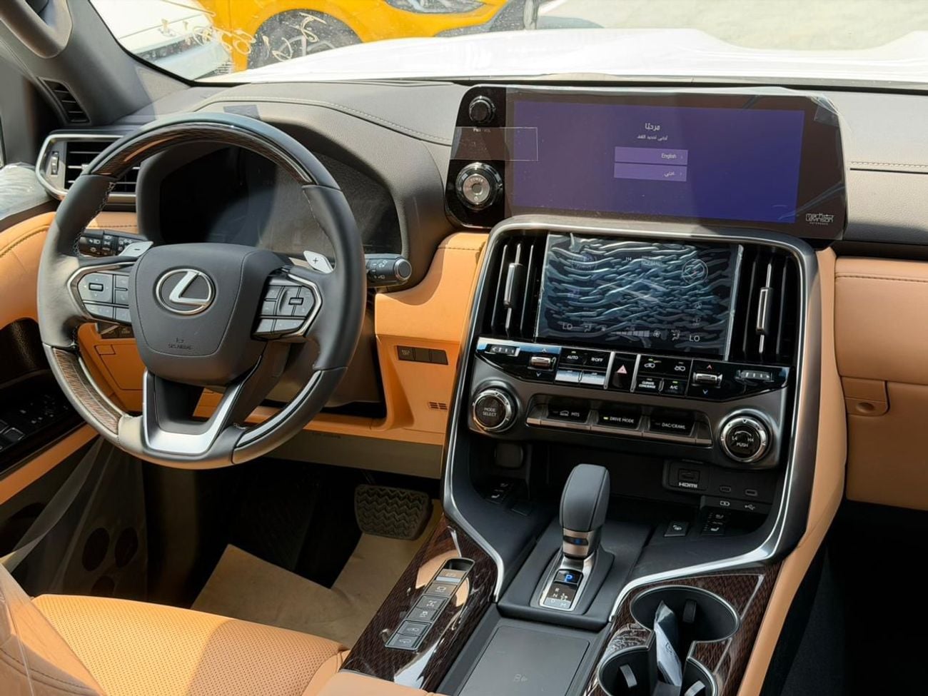 لكزس LX 700h SIGNATURE لكزس LX 700 هايبرد، نظام ركن آلي، أبيض/بيج.