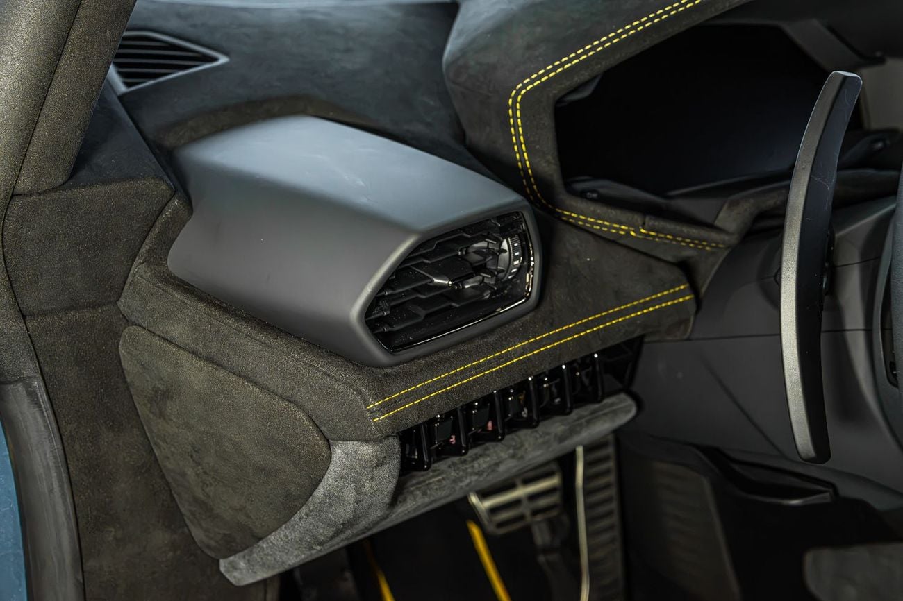 Lamborghini Huracan 2024 Lamborghini Huracán Sterrato | 1 of 1,499 | 5.2L V10 | Service and dealer Warranty | GCC Specs