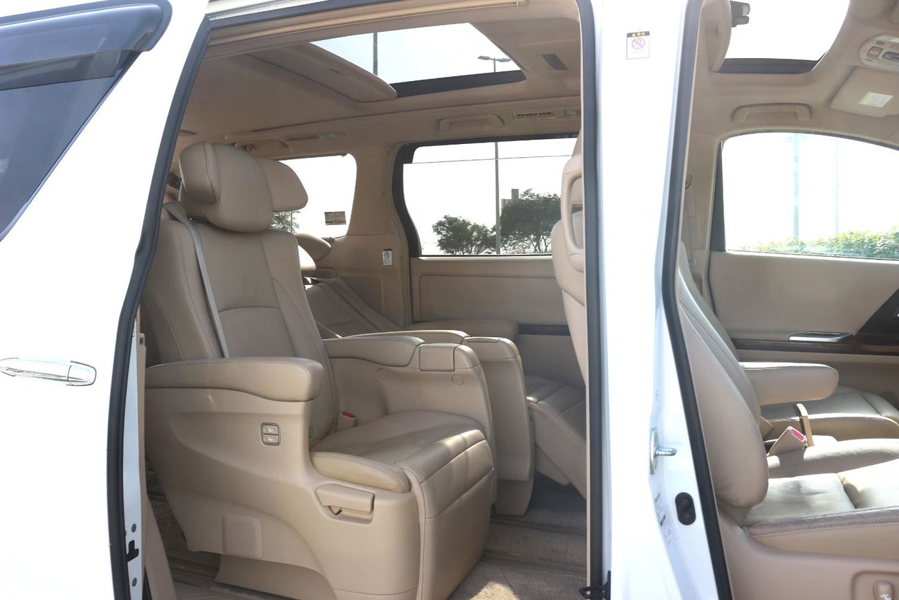 Toyota Alphard For export, the steering wheel is on the right side.