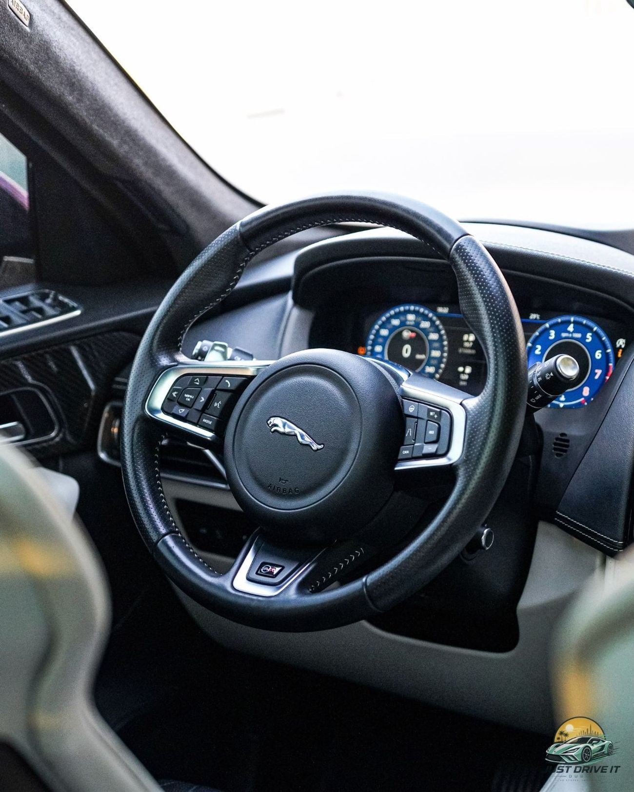 Jaguar F-PACE SVR