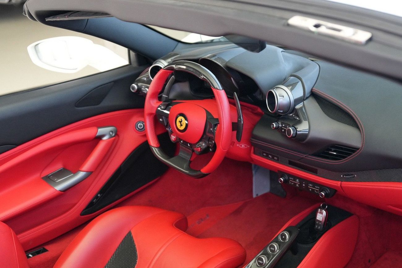 فيراري ف ٨ سبيدر STD (3.9L · 8 Cyl · Automatic · Petrol · Convertible · Rear Wheel Drive · 2 Seats · 2 Door)