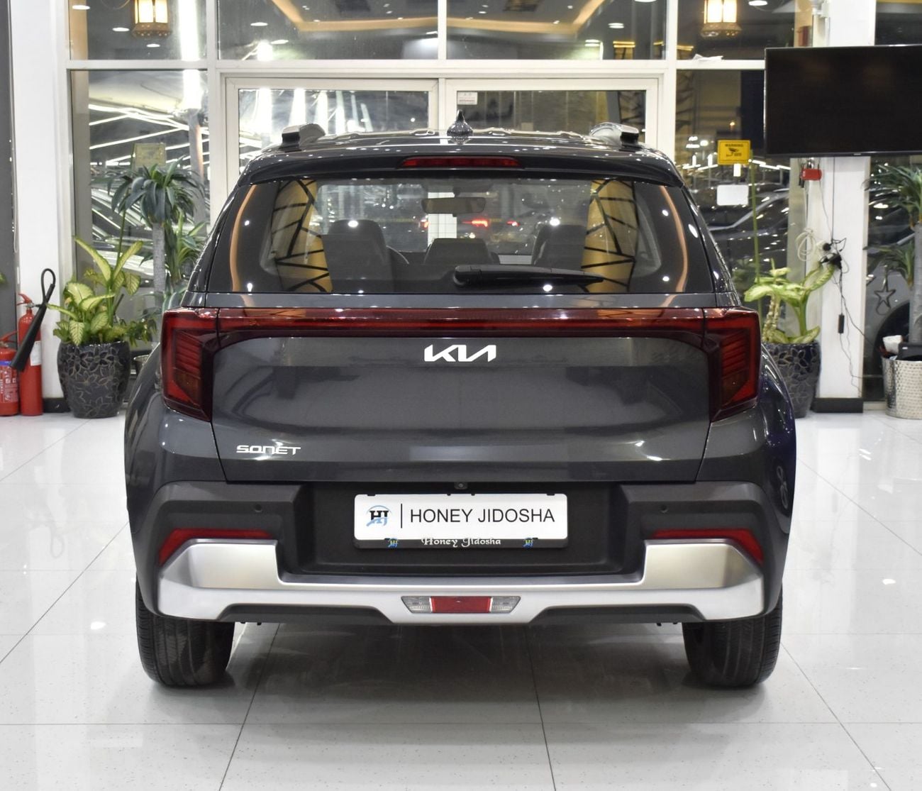 كيا سونیٹ إي إكس عرض ممتاز لسيارة كيا سونيت (موديل 2025) باللون الرمادي بمواصفات خليجية