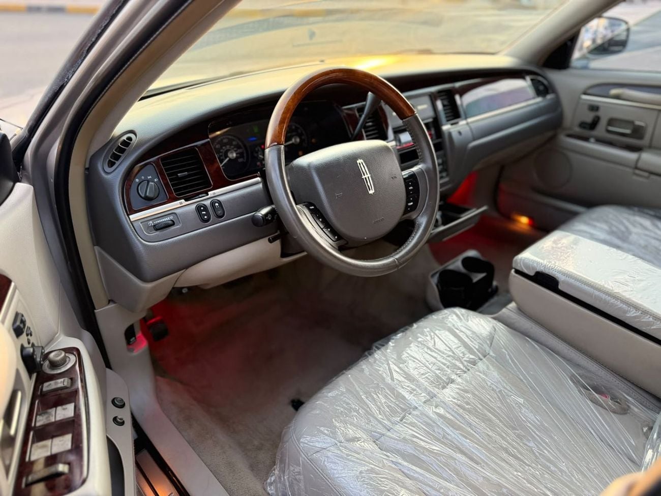 Lincoln Town Car SIGNATURE VERY CLEAN CAR LOW MILEAGE