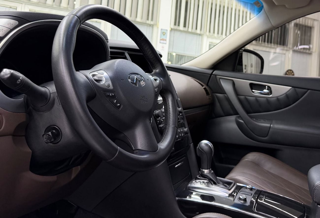 Infiniti QX70 LUXURY GCC .. Perfect condition .. V6 .. Top Range