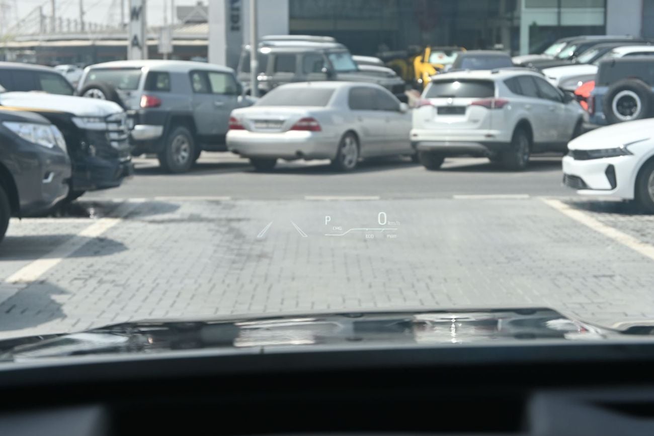 تويوتا هايلاندر LTD HEV محرك هجين سعة 2.5 لتر ونظام دفع رباعي، اللون أسود