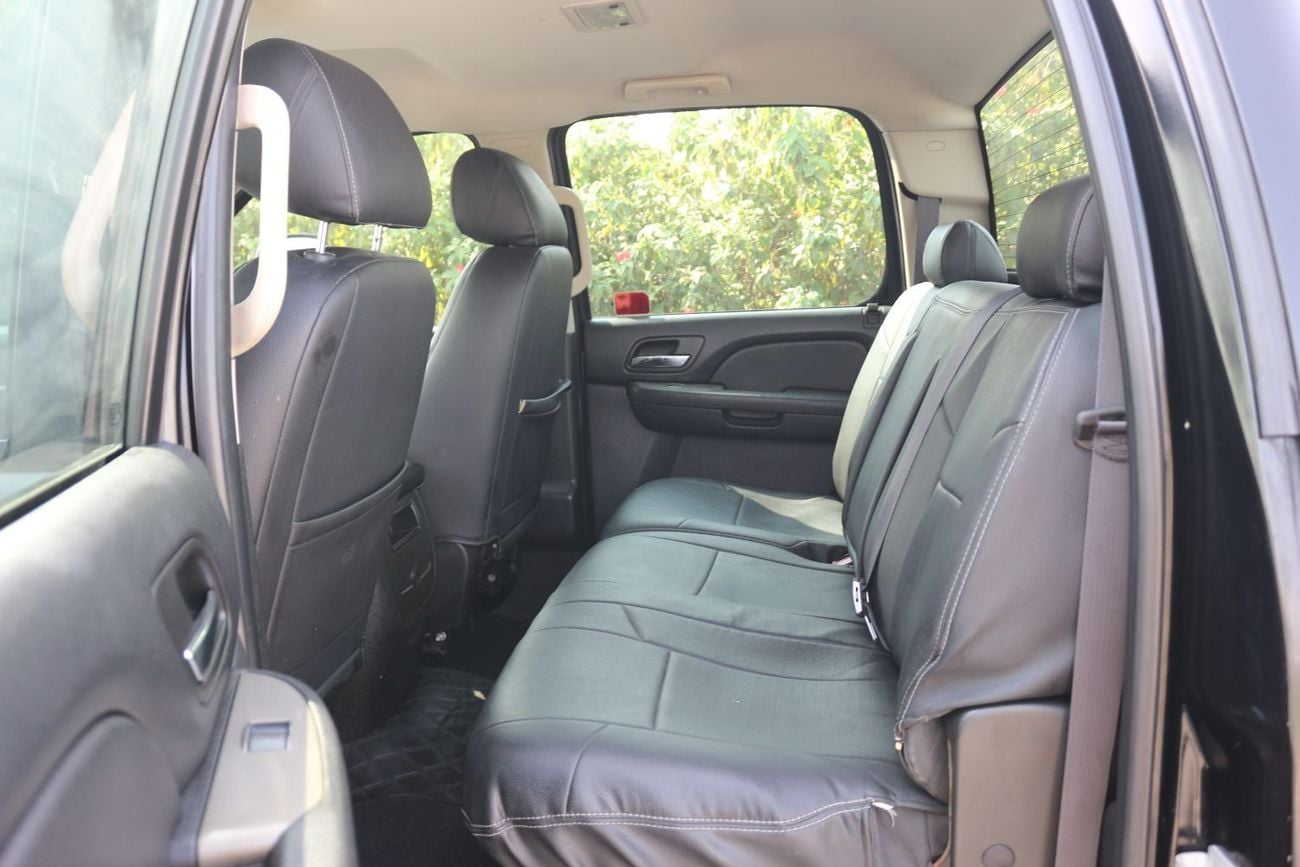 Chevrolet Silverado 3500 EXT/CAB Model 2013 Gulf space