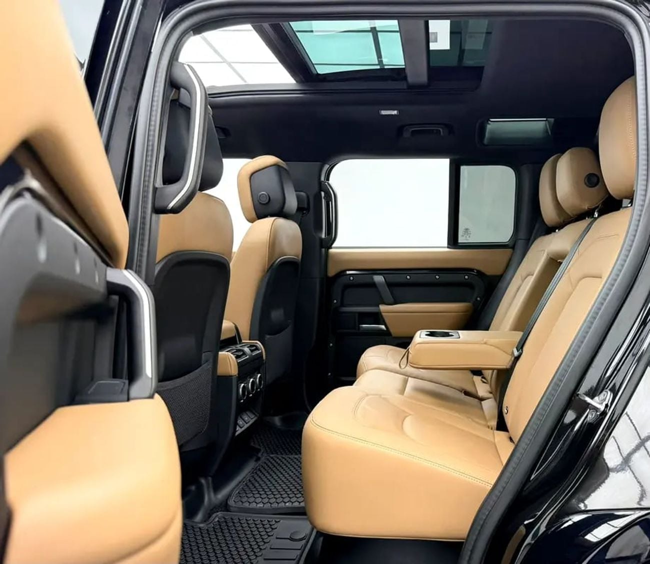 Land Rover Defender X Dynamic 110 HSE P400, LR Warranty + Service Pack, Low Km, GCC