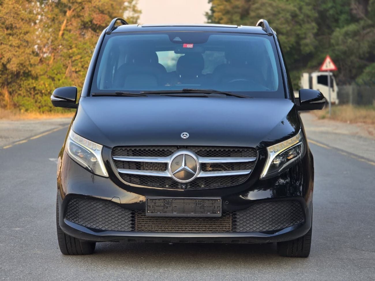 مرسيدس بنز V 250 AVANTGARDE/E MERCEDES V-250 GCC 2023 // 2KEYS // PERFECT CONDITION // 8SEATS // ACCIDENT FREE