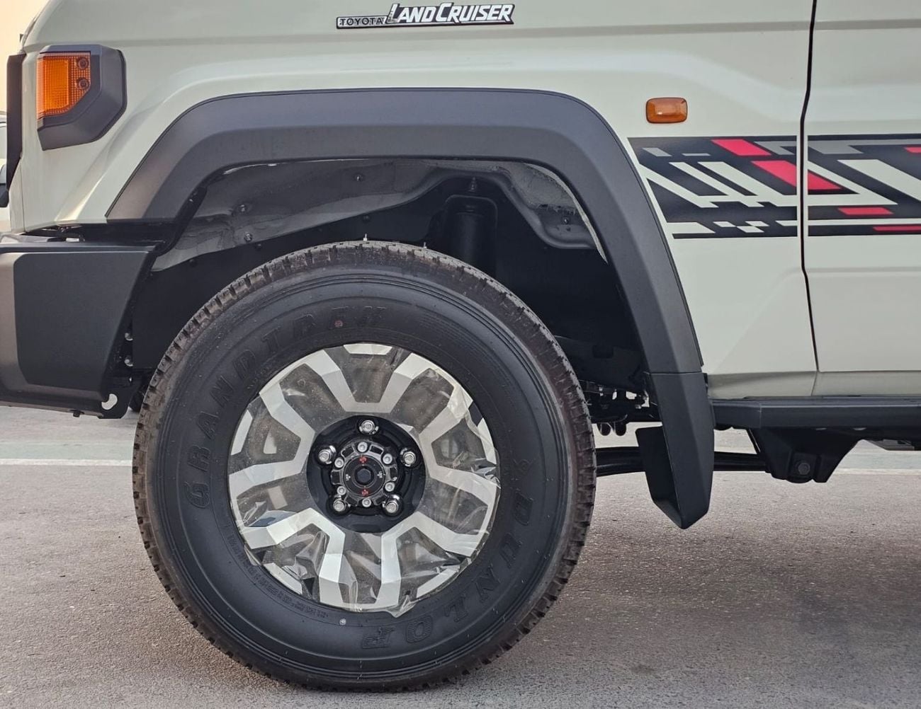 تويوتا لاند كروزر 70 LC76 تويوتا لاندكروزر LC76 هاردتوب LX 5 أبواب || محرك ديزل 2.8 لتر V4 ناقل حركة يدوي دفع رباعي | ثلاجة /