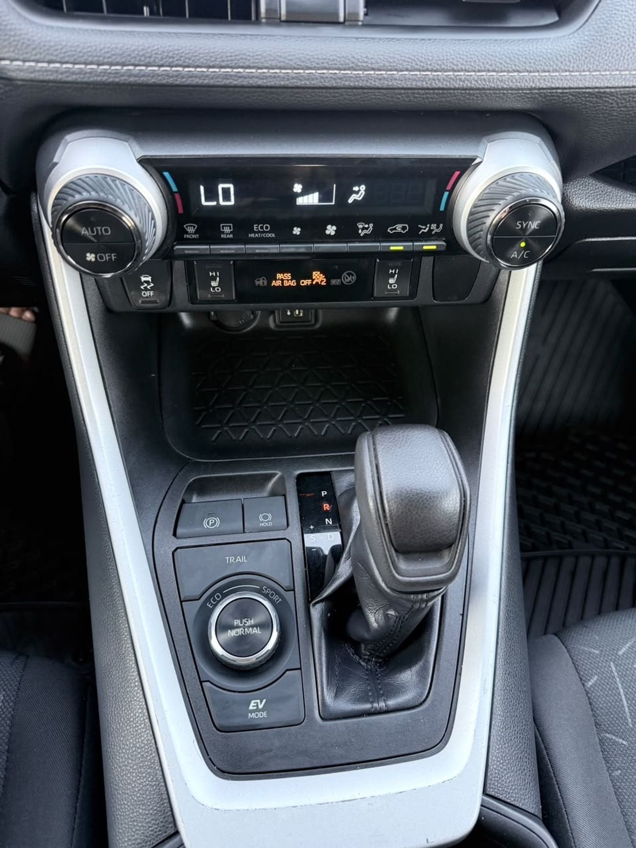 Toyota RAV4 XLE HEV Hybrid XLE Full option