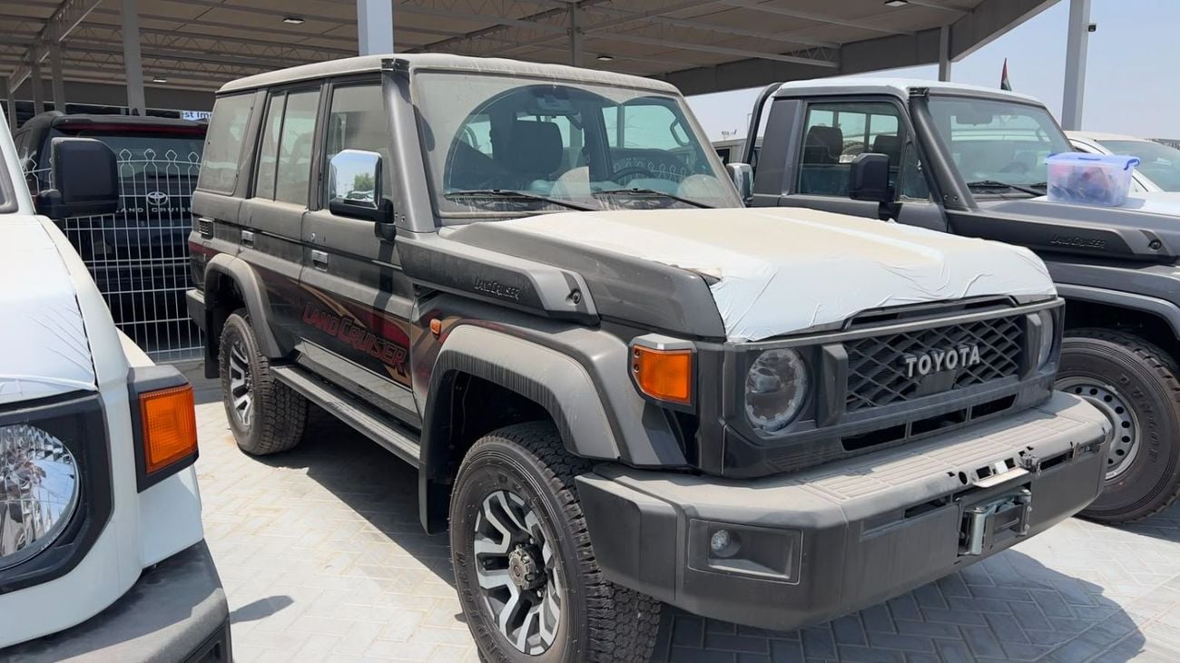 تويوتا لاند كروزر 70 Land Cruiser 76 LX 2.8L 4WD Full Option (Black)Toyota LC76 LX 2.8L Full (EXPORT ONLY)
