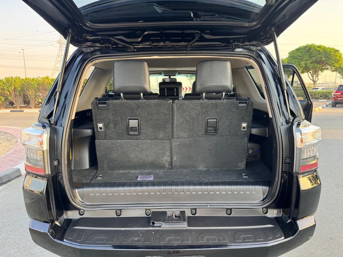 تويوتا فور رنر LIMITED V6 4.0L SUNROOF 4X4 7SEAT LEDAR PERFICT CONDATION CANADIAN SPECIFIC