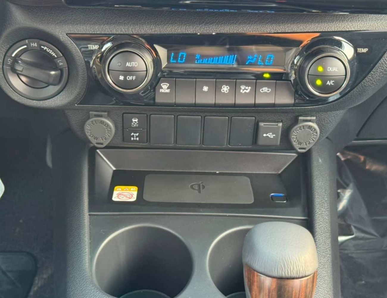 Toyota Hilux SR5 DOUBLE CABIN || 2.8L V4 DIESEL || BLIND SPOT | (CODE # HDAH1)