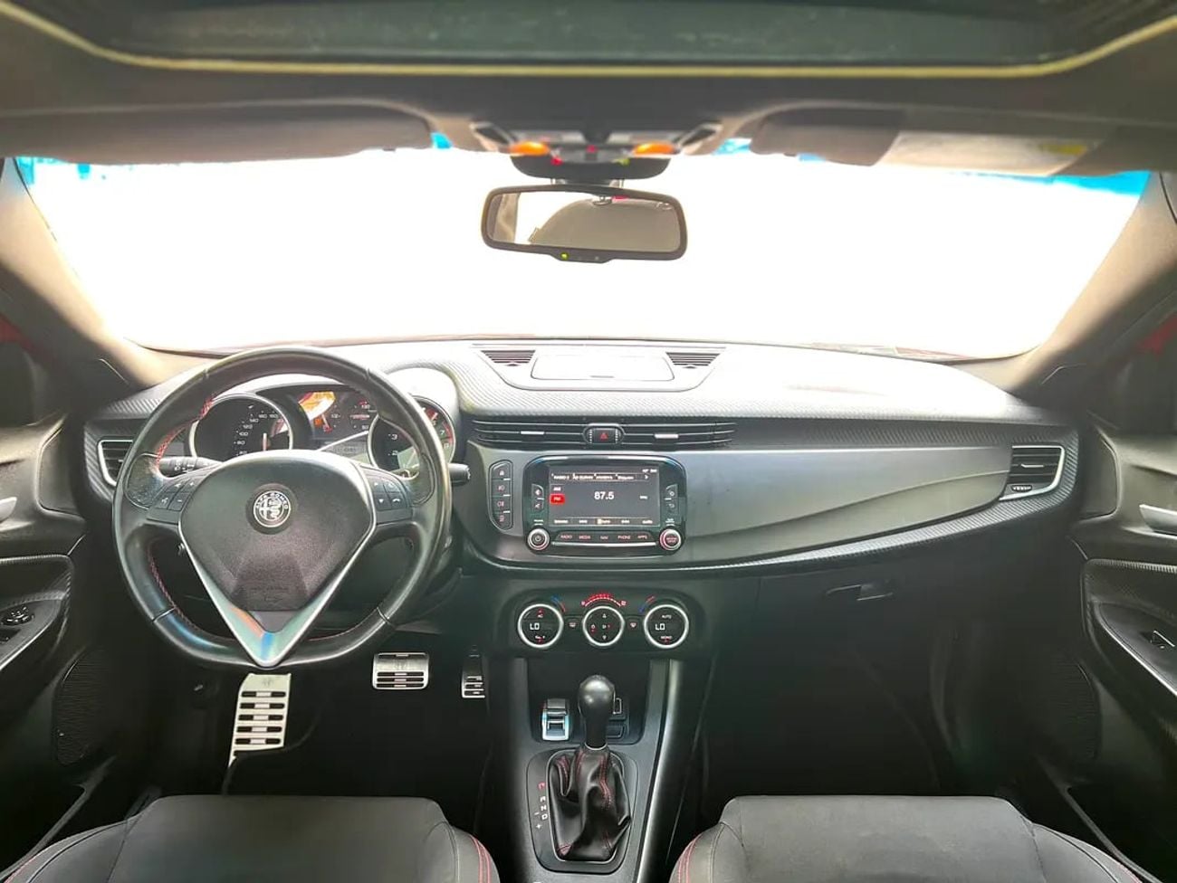 ألفا روميو جوليتا Stunning Mid Option | GCC Specs | Well Maintained